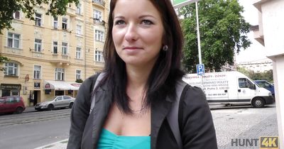 Pungent teen gf teases a firm pecker before giving a blowjob